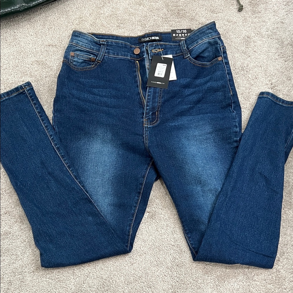 Brand new with tags. High-rise jeans, medium blue watch size 15.